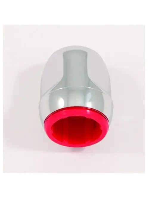 Chromfarbener Griffhebel mit rotem Rand, präsentiert von Ideal Standard. Das Produkt hat eine glatte, reflektierende Oberfläche und ist ergonomisch gestaltet.
